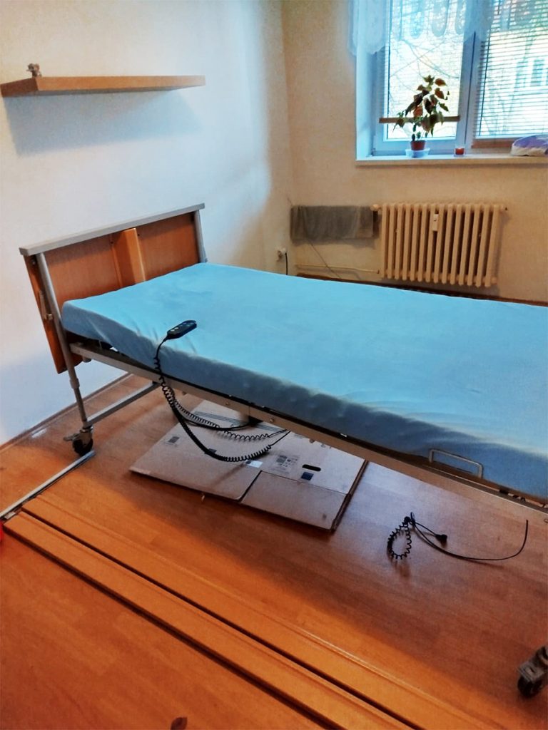 Nabízíme polohovací postel včetně matrace