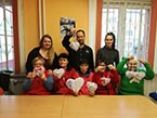 Čaj o páté v Ostravě - Výroba srdíček z papírových ruliček